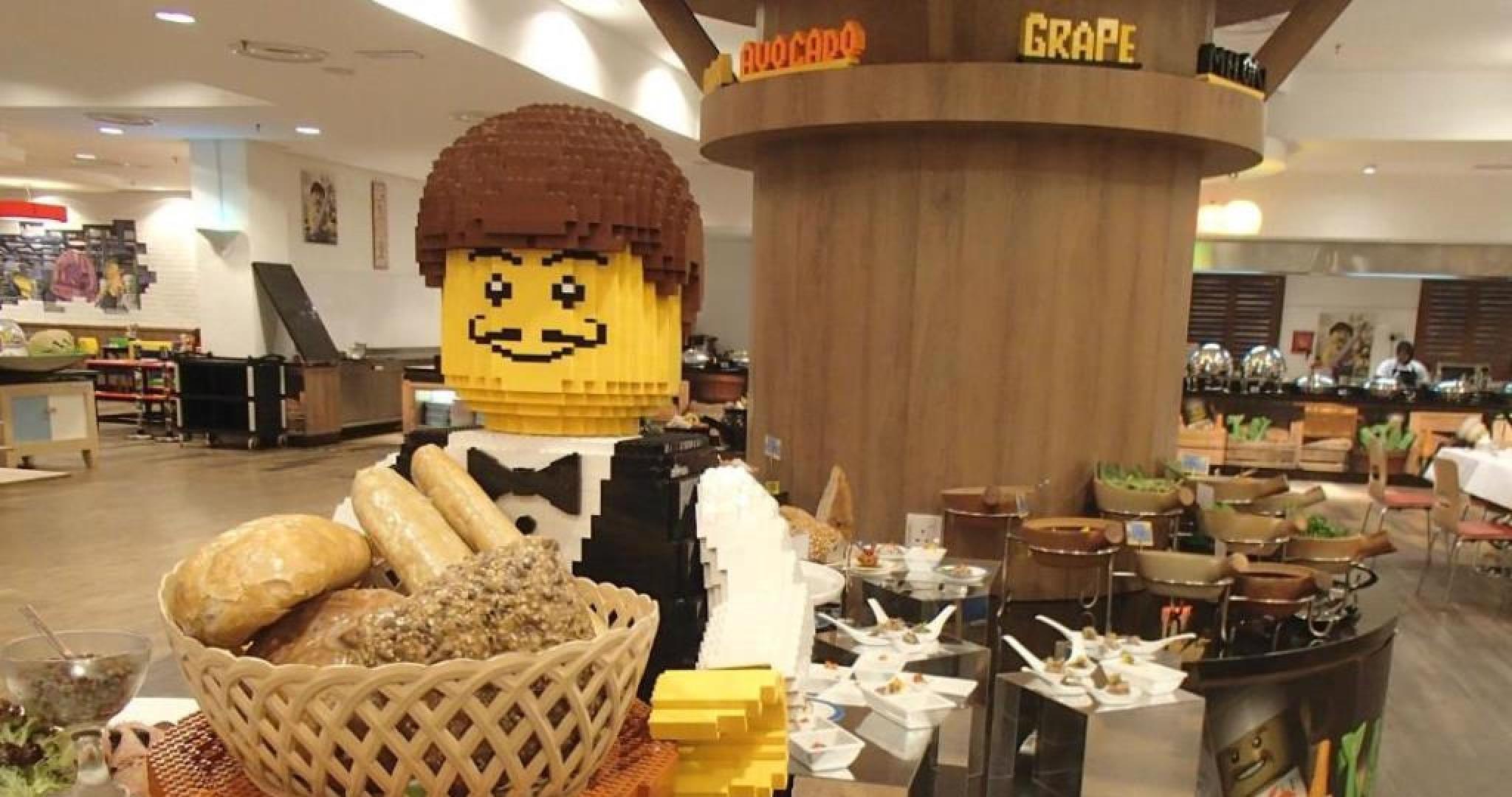 Legoland Malaysia Hotel Nusajaya  Exterior foto A Lego Chef at the buffet