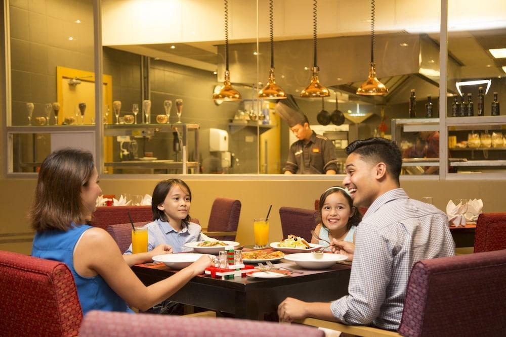 Legoland Malaysia Hotel Nusajaya  Exterior foto Family dining at the hotel