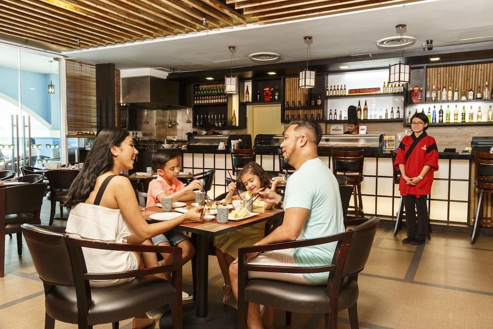 Legoland Malaysia Hotel Nusajaya  Exterior foto Family dining at the airport